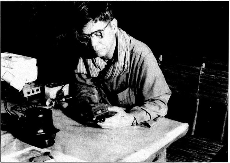 Le camarade Nguyen Van Linh à la base du Bureau Central du Sud, le 5e jour du Têt At Mao (1975). nguyen20van20linh206.jpg