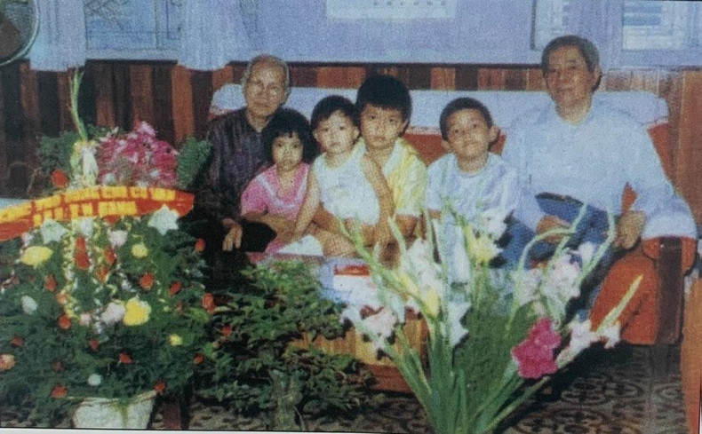 Le camarade Nguyen Van Linh avec son épouse et ses petits-enfants, juillet 1992. nguyen20van20linh208.jpg