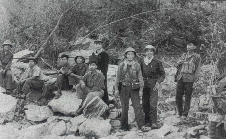 Le camarade Nguyen Van Linh et la délégation de cadres du Bureau Central du Sud traversèrent la Cordillère Truong Son pour se rendre à Hanoï pour une réunion en mars 1973. nguyen20van20linh204.jpg
