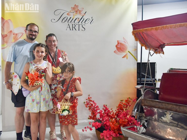 Découvrir la culture vietnamienne avec leurs enfants a été un moment précieux pour la famille Mouésan ce week-end. (Photo : Khai Hoan) bonjour-vn-ngay-1-duy-9.jpg