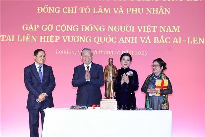 Le secrétaire général Tô Lâm et son épouse offrent une statue du Président Hô Chi Minh à l&apos;ambassade du Vietnam au Royaume-Uni. Photo : VNA