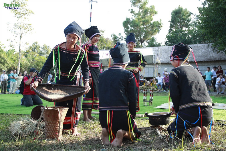 Les habitants Gia Rai préparent les offrandes pour le rituel sacrificiel organisé dans la maison du maître du riz. Les habitants Gia Rai préparent les offrandes pour le rituel sacrificiel organisé dans la maison du maître du riz.