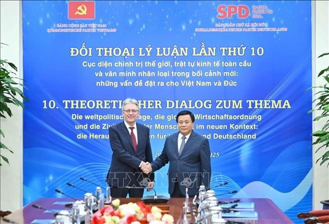 Nguyên Xuân Thang, membre du Bureau politique, président du Conseil théorique central et directeur de l’Académie nationale de politique Hô Chi Minh (droite), et Achim Post, vice-président du SPD. Photo: VNA Nguyên Xuân Thang, membre du Bureau politique, président du Conseil théorique central et directeur de l’Académie nationale de politique Hô Chi Minh (droite), et Achim Post, vice-président du SPD. Photo: VNA