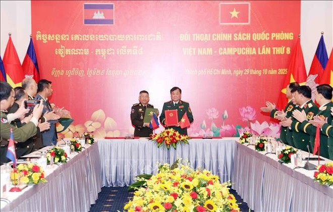 Le général de corps d'armée Hoàng Xuân Chiên (à droite) et le général Chay Saingyun signent le mémorandum d'entente entre les ministères de la Défense des deux pays sur la coopération dans le domaine du droit militaire et de la défense et le procès-verbal du dialogue. Photo : VNA Le général de corps d'armée Hoàng Xuân Chiên (à droite) et le général Chay Saingyun signent le mémorandum d'entente entre les ministères de la Défense des deux pays sur la coopération dans le domaine du droit militaire et de la défense et le procès-verbal du dialogue. Photo : VNA