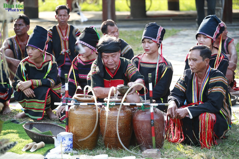 Le déroulement de la cérémonie comprend trois étapes : offrandes au champ, offrandes au grenier à riz, puis offrandes à la maison du propriétaire du riz. Le déroulement de la cérémonie comprend trois étapes : offrandes au champ, offrandes au grenier à riz, puis offrandes à la maison du propriétaire du riz.