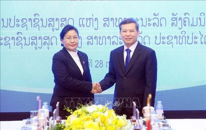 Le président de la Cour populaire suprême du Vietnam, Lê Minh Tri, et son homologue lao, Viengthong Siphandon. Photo: VNA Le président de la Cour populaire suprême du Vietnam, Lê Minh Tri, et son homologue lao, Viengthong Siphandon. Photo: VNA