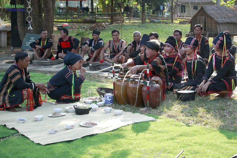 La communauté Gia Rai vivant selon un régime matrilinéaire, ce sont les femmes qui boivent d’abord le vin pour attirer la bonne fortune. La communauté Gia Rai vivant selon un régime matrilinéaire, ce sont les femmes qui boivent d’abord le vin pour attirer la bonne fortune.