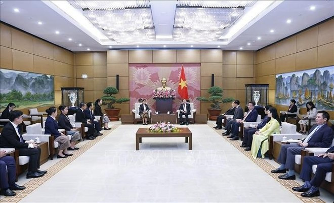 Le président de l’Assemblée nationale du Vietnam, Trân Thanh Mân, reçoit la présidente de la Cour suprême populaire du Laos, Viengthong Siphandon, à Hanoi, le 29 octobre. Photo : VNA Le président de l’Assemblée nationale du Vietnam, Trân Thanh Mân, reçoit la présidente de la Cour suprême populaire du Laos, Viengthong Siphandon, à Hanoi, le 29 octobre. Photo : VNA