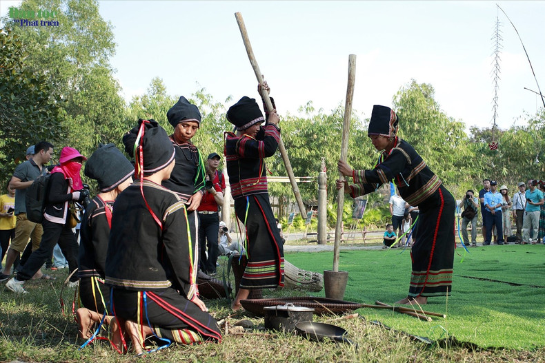 Les Jarai croient que tout dans la nature possède une âme et que les divinités — telles que les Esprits de la Terre, du Ciel, de l’Eau, de la Nourriture, de la Protection, de la Bienveillance et du Riz — influencent les récoltes. Le rituel du riz nouveau est donc essentiel pour implorer leur bénédiction. Les Jarai croient que tout dans la nature possède une âme et que les divinités — telles que les Esprits de la Terre, du Ciel, de l’Eau, de la Nourriture, de la Protection, de la Bienveillance et du Riz — influencent les récoltes. Le rituel du riz nouveau est donc essentiel pour implorer leur bénédiction.