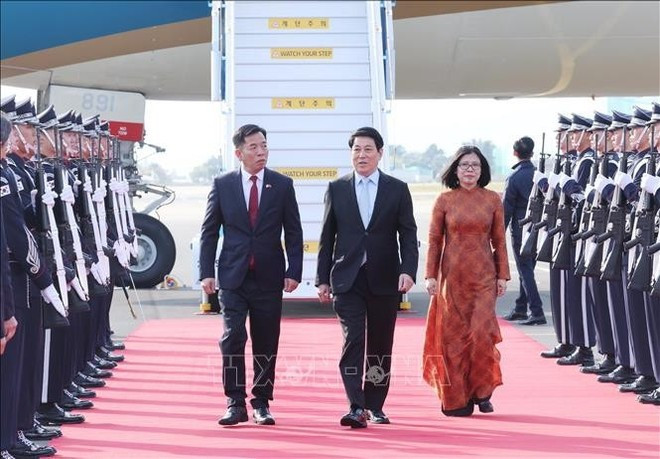 Le président vietnamien Luong Cuong est arrivé le 29 octobre à l'aéroport militaire de Gimhae à Busan, entamant sa participation à la 32ᵉ Semaine des dirigeants économiques de l'APEC et ses activités bilatérales en République de Corée. Photo : VNA. Le président vietnamien Luong Cuong est arrivé le 29 octobre à l'aéroport militaire de Gimhae à Busan, entamant sa participation à la 32ᵉ Semaine des dirigeants économiques de l'APEC et ses activités bilatérales en République de Corée. Photo : VNA.