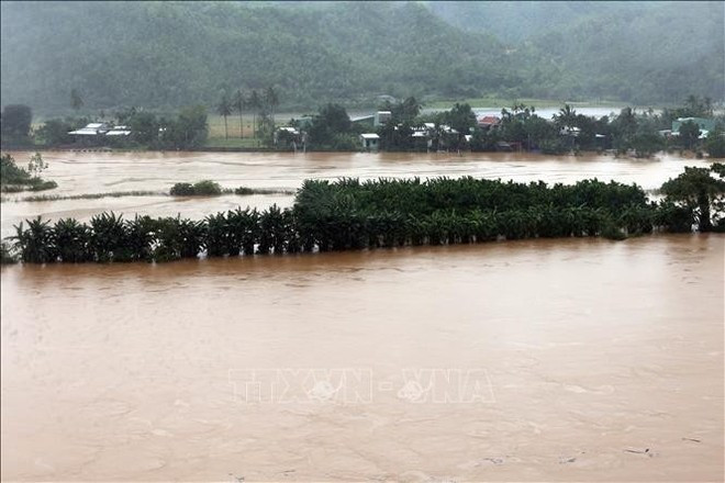 Les eaux de crue de la rivière Cu De, à Da Nang. Photo : VNA Les eaux de crue de la rivière Cu De, à Da Nang. Photo : VNA