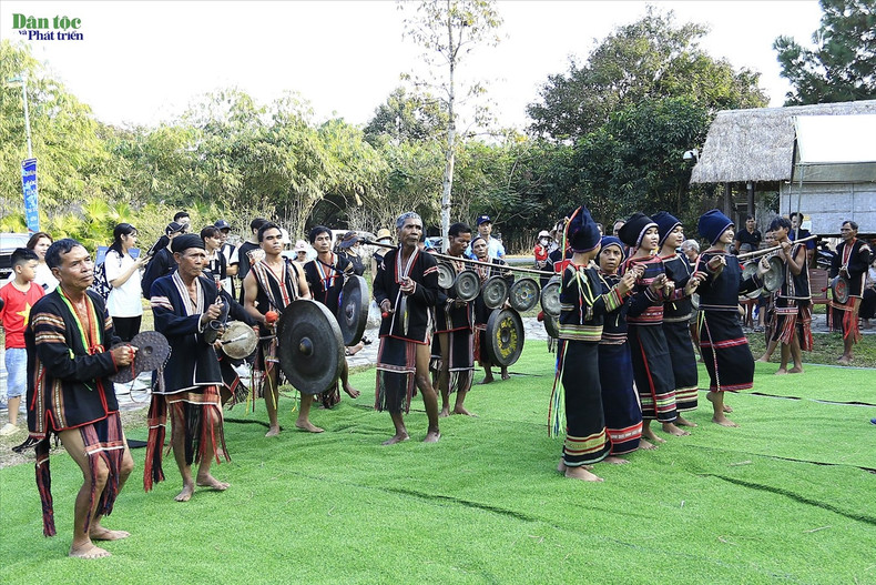 Après la cérémonie rituelle, les habitants se rassemblent pour faire la fête, renforcer la solidarité et préserver les valeurs culturelles traditionnelles de leur peuple. Après la cérémonie rituelle, les habitants se rassemblent pour faire la fête, renforcer la solidarité et préserver les valeurs culturelles traditionnelles de leur peuple.