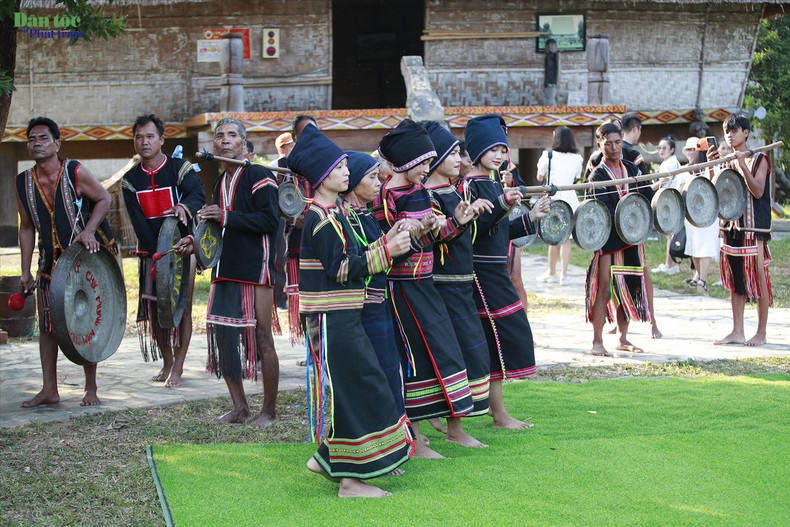 Les habitants Gia Rai interprètent des gongs et exécutent la danse xoang pour prier pour une nouvelle récolte placée sous le signe de pluies bienfaisantes, de vents favorables et de végétation prospère. Les habitants Gia Rai interprètent des gongs et exécutent la danse xoang pour prier pour une nouvelle récolte placée sous le signe de pluies bienfaisantes, de vents favorables et de végétation prospère.