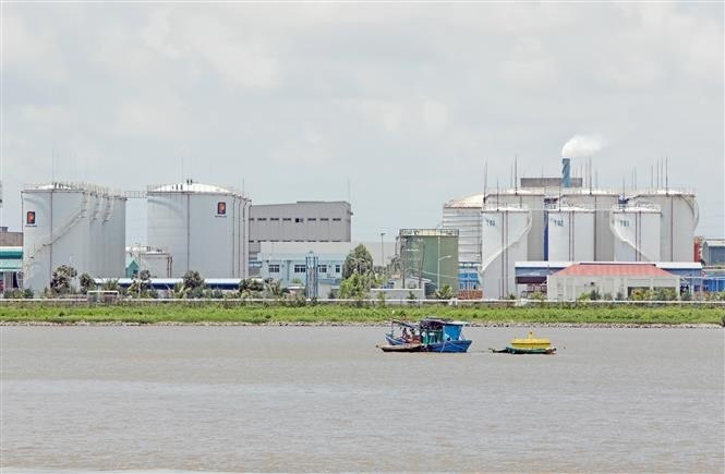 Entrepôt de pétrole importé de Petrolimex au port de Hai Phong. Photo : VNA. 1-8356.jpg