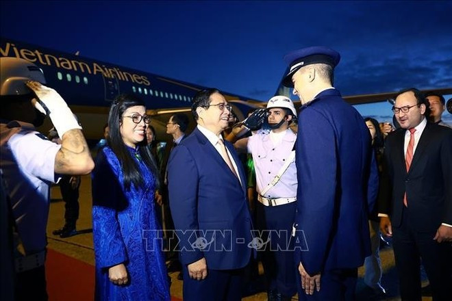 Le dirigeant vietnamien et sa délégation ont été accueillis à l'aéroport par Laudemar G. de Aguiar Neto, secrétaire à la Promotion du commerce, à la Science, à la Technologie, à l'Innovation et à la Culture du ministère brésilien des Affaires étrangères, l'ambassadeur du Vietnam au Brésil, Bui Van Nghi, et le personnel de l'ambassade du Vietnam. Photo : VNA. singapore-8117.jpg