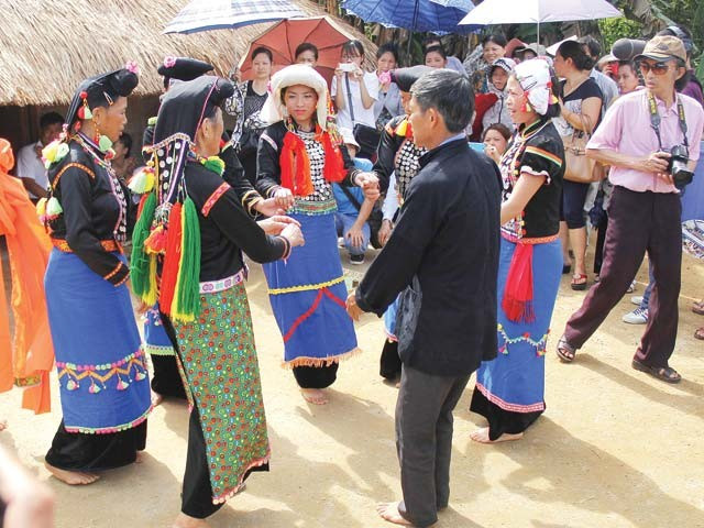 Les membres de la famille et la communauté du village s'adonnent à la danse et au chant pour fêter les jeunes mariés. Les membres de la famille et la communauté du village s'adonnent à la danse et au chant pour fêter les jeunes mariés.