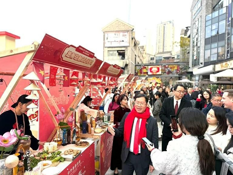 De nombreux amis chinois et internationaux manifestent leur intérêt, s’arrêtent pour découvrir et savourer les saveurs caractéristiques de la gastronomie du Vietnam.