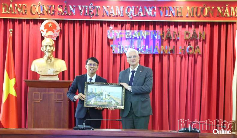 Le vice-président du Comité populaire provincial Nguyen Thanh Ha offre des cadeaux commémoratifs à la délégation de l’Union européenne.