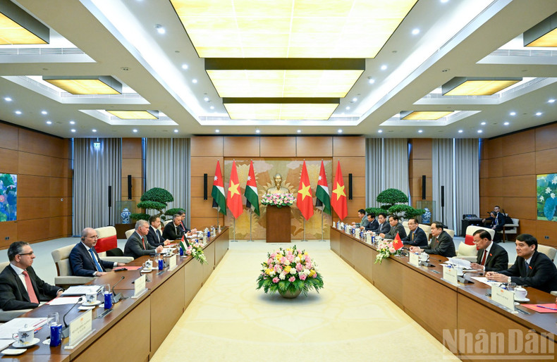 Vue d’ensemble de l’entrevue au siège de l’Assemblée nationale. (Photo : Duy Linh)