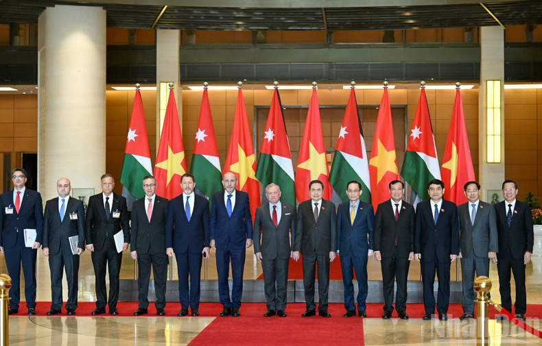 Le président de l’Assemblée nationale Tran Thanh Man et le roi de Jordanie Abdullah II Ibn Al Hussein, entourés des délégations des deux pays, participent à l’entrevue. (Photo : Duy Linh)
