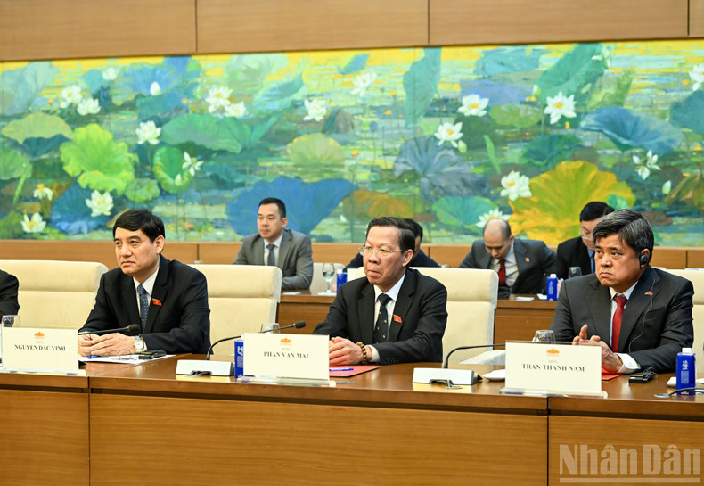 Les députés vietnamiens assistent à l’entrevue. (Photo : Duy Linh)
