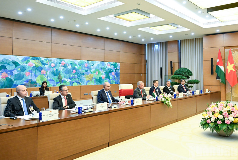 Le roi de Jordanie Abdullah II Ibn Al Hussein et les responsables jordaniens l’accompagnant participent à l’entrevue. (Photo : Duy Linh)