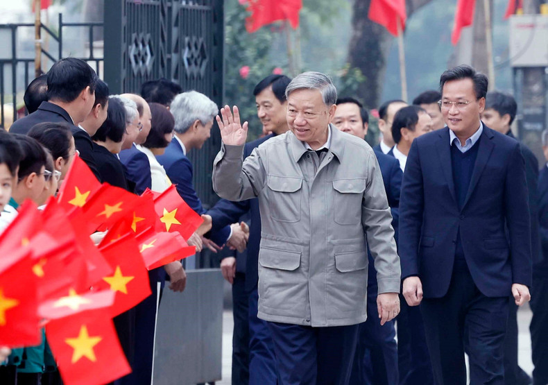 Le Secrétaire général To Lam et la Délégation du Comité central viennent offrir de l'encens à la Maison commémorative du Secrétaire général Nguyen Van Linh dans la commune Nguyen Van Linh, province Hung Yen. (Photo : Thong Nhat/VNA)
