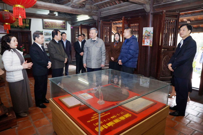 Le Secrétaire général To Lam et la Délégation du Comité central visitent le Site commémoratif du camarade To Hieu, province Hung Yen. (Photo : Thong Nhat/VNA)
