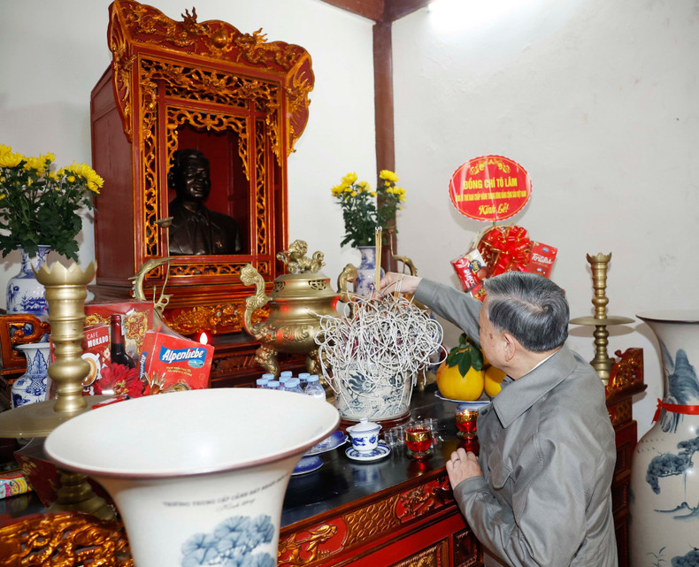 Le Secrétaire général To Lam offre de l'encens au Site commémoratif du camarade Le Van Luong, province Hung Yen. (Photo : Thong Nhat/VNA)