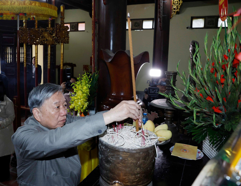 Le Secrétaire général To Lam et la Délégation du Comité central viennent offrir de l'encens à la Maison commémorative du Secrétaire général Nguyen Van Linh dans la commune Nguyen Van Linh, province Hung Yen. (Photo : Thong Nhat/VNA)