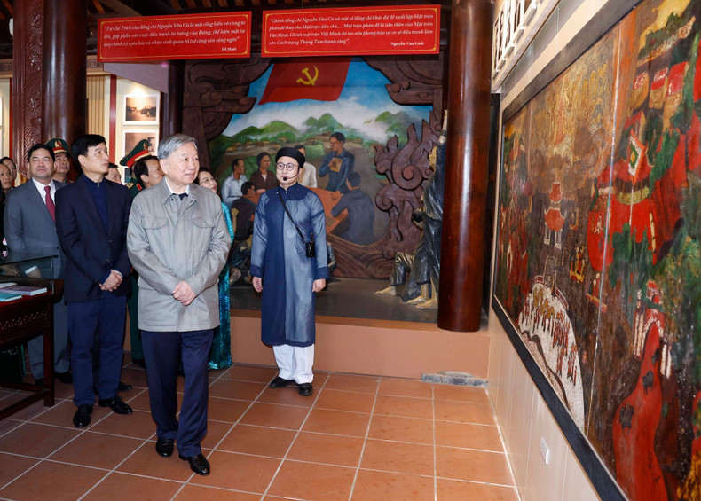Le Secrétaire général To Lam visite le Site commémoratif du Secrétaire général Nguyen Van Cu, province Bac Ninh. (Photo : Thong Nhat/VNA)