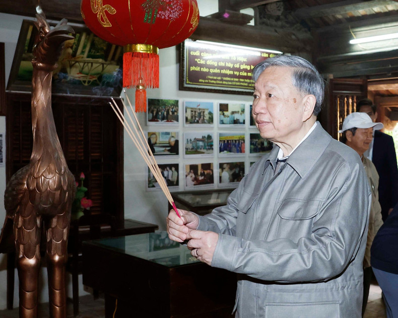 Le Secrétaire général To Lam offre de l'encens au Site commémoratif du camarade To Hieu, province Hung Yen. (Photo : Thong Nhat/VNA)