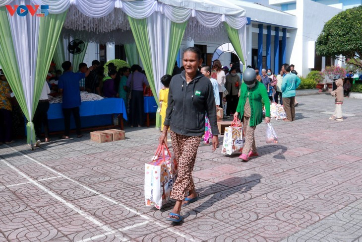 Retour les bras chargés de cadeaux. Photo : VOV.