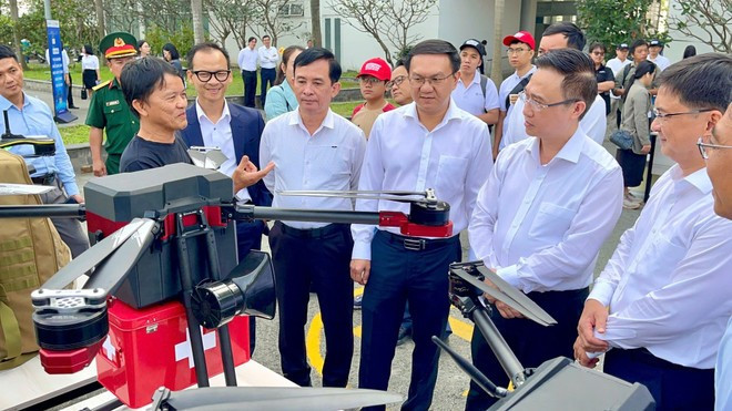 Les autorités de Hô Chi Minh-Ville écoutent la présentation des drones UAV par les dirigeants d’entreprises. (Photo : VGP)