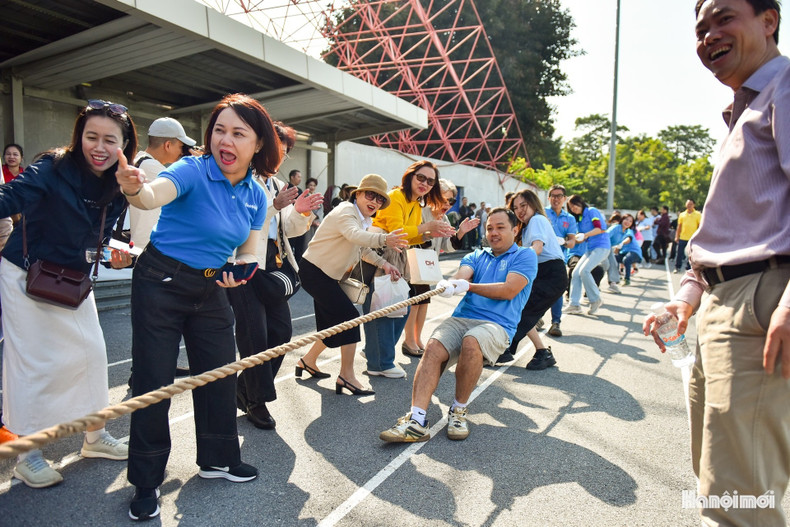 L’équipe de tir à la corde du journal Hanoimoi fait preuve de puissance et d’un esprit de solidarité remarquable à chaque traction.