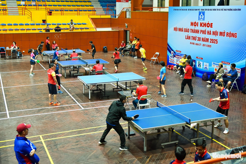 Les pongistes s’affrontent dans des échanges serrés, démontrant une maîtrise technique affirmée et une concentration de haut niveau.