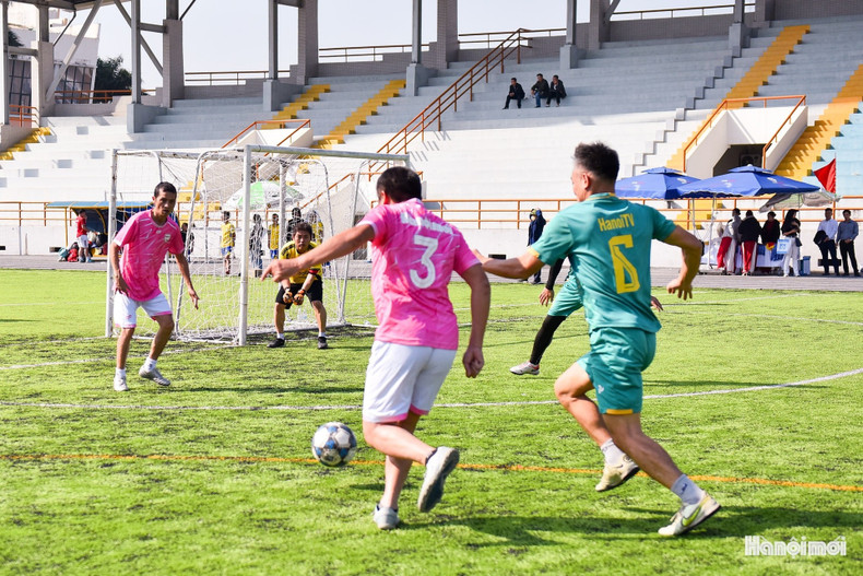 Une montée de balle spectaculaire des joueurs du journal Hanoimoi et de la Radio – Télévision de Hanoi.