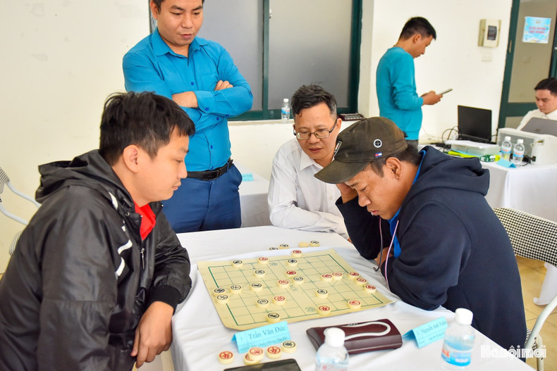 Les joueurs d’échecs s’installent face à face dans un espace silencieux, chaque coup étant soigneusement calculé. La 30e édition des Jeux sportifs continue d’être un terrain de jeu sain, contribuant à améliorer la santé, renforcer la camaraderie et diffuser l’esprit sportif au sein de la communauté journalistique.