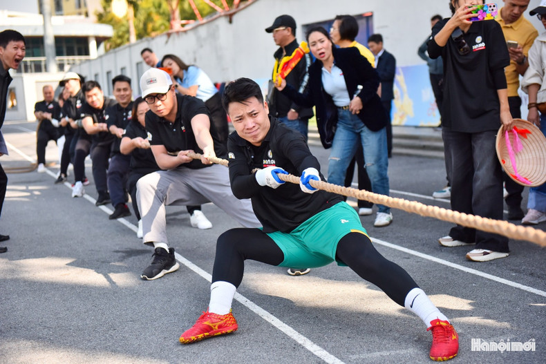 L’épreuve de tir à la corde attire de nombreux supporters, tandis que les équipes se battent avec intensité pour gagner chaque centimètre de corde.