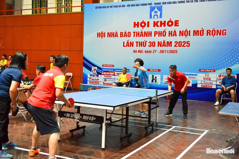Les joueurs de tennis de table en double mixte coordonnent leurs mouvements de manière harmonieuse, produisant de nombreuses séquences spectaculaires.