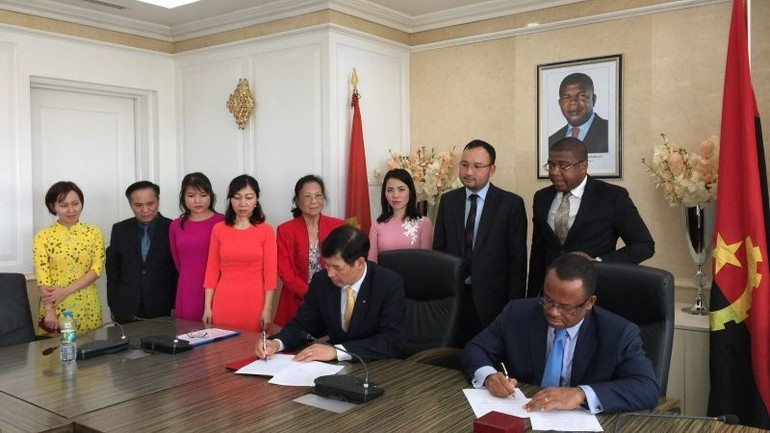 Le procureur général adjoint de la Cour populaire suprême du Vietnam et son homologue angolais signent le procès-verbal de la réunion à Luanda, en décembre 2019. Photo d’archives. image-1.jpg