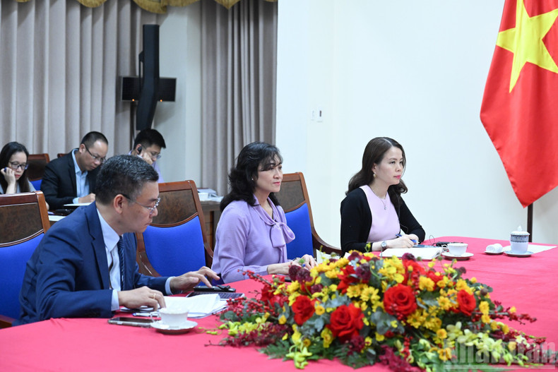 Des représentants des ministères et organismes du Gouvernement de Vietnam ont participé à cet entretien téléphonique.