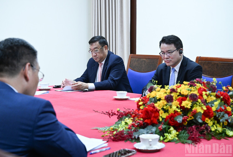 Des représentants des ministères et organismes du Gouvernement de Vietnam ont participé à cet entretien téléphonique.