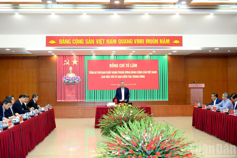 Le Secrétaire général To Lam préside la séance de travail avec la Commission centrale de contrôle. (Photo : Dang Khoa)