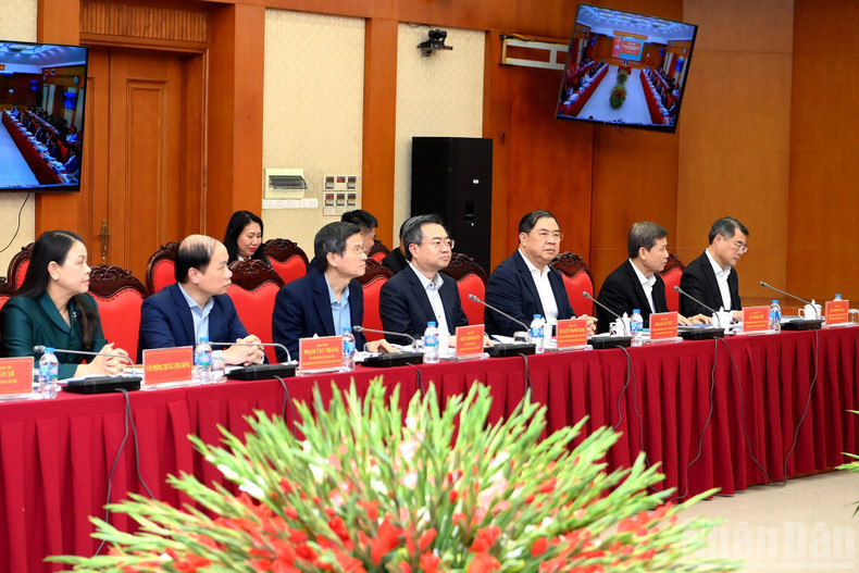 Des dirigeants et des délégués participent à la séance de travail.