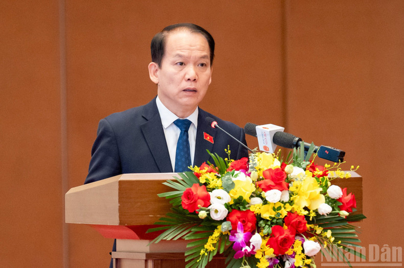 Le Président de la Commission des Affaires juridiques et judiciaires, Hoang Thanh Tung, présente le rapport de synthèse sur les travaux de prévention et de lutte contre la corruption, le gaspillage et les pratiques négatives de l’Organisation du Parti de l’Assemblée nationale. (Photo : DUY LINH)