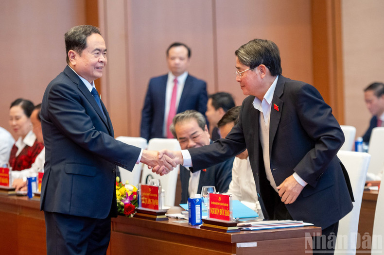 Le Secrétaire du Comité du Parti de l’Assemblée nationale et Président de l’Assemblée nationale, Tran Thanh Man, aux côtés des délégués présents à la conférence. (Photo : DUY LINH)