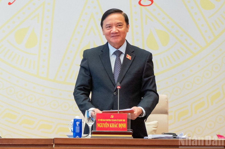 Le Vice-Président de l’Assemblée nationale, Nguyen Khac Dinh, dirige la séance de discussion. (Photo : DUY LINH)