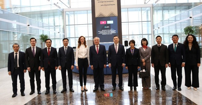 Le vice-Premier ministre Nguyen Hoa Binh et la délégation gouvernementale inspectent le Centre financier international d'Astana. Photo : VNA.