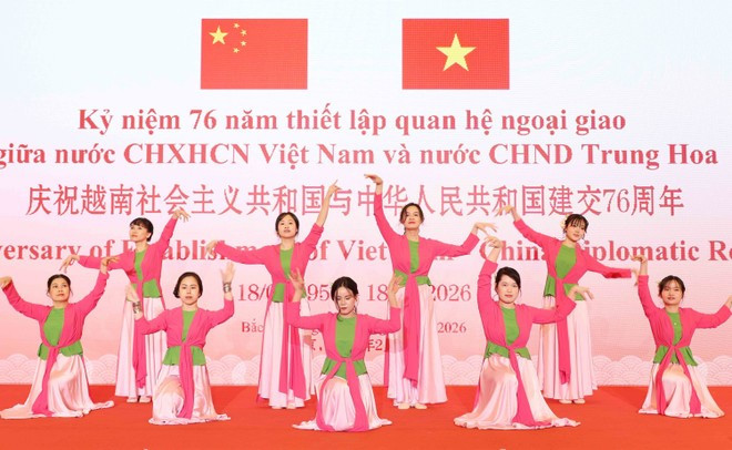 Un spectacle présenté par le personnel de l'ambassade du Vietnam en Chine. Photo : VNA